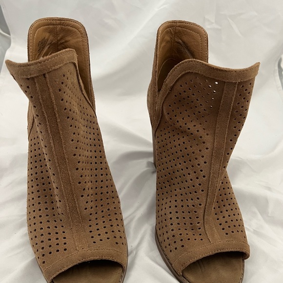 Lucky Brand Larise Tan Perforated Suede Ankle Open Toe Booties Sz 8.5 - Picture 4 of 5